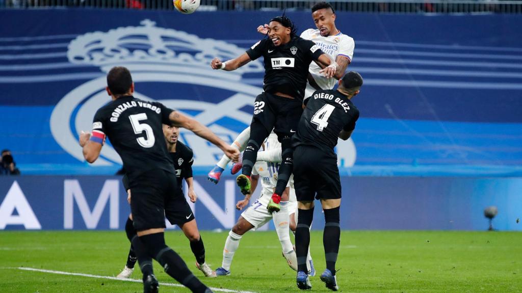 Eder Militao gana en el salto a la defensa del Elche y marca gol de cabeza poniendo el 2-2 en el marcador