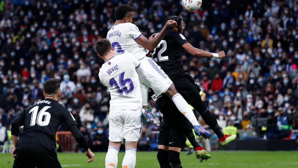 Eder Militao gana en el salto a la defensa del Elche y marca gol de cabeza poniendo el 2-2 en el marcador