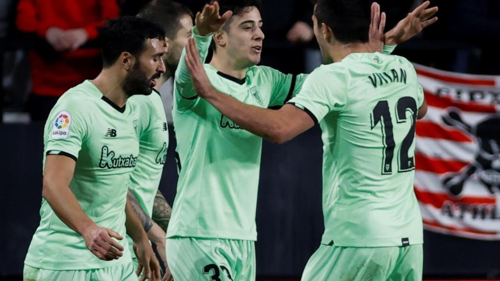 Nico Serrano celebra con Daniel Vivian.