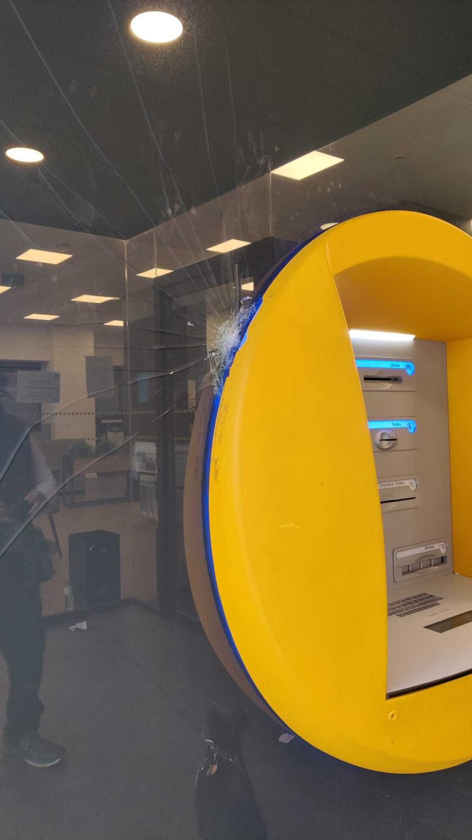 Uno de los cajeros dañados.