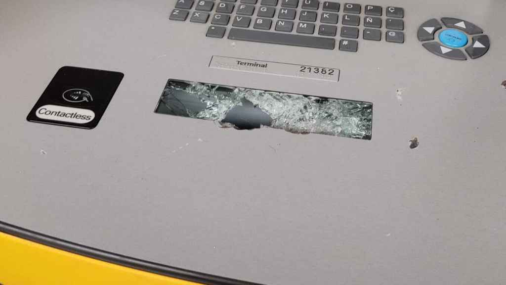 Uno de los lectores de códigos dañados.