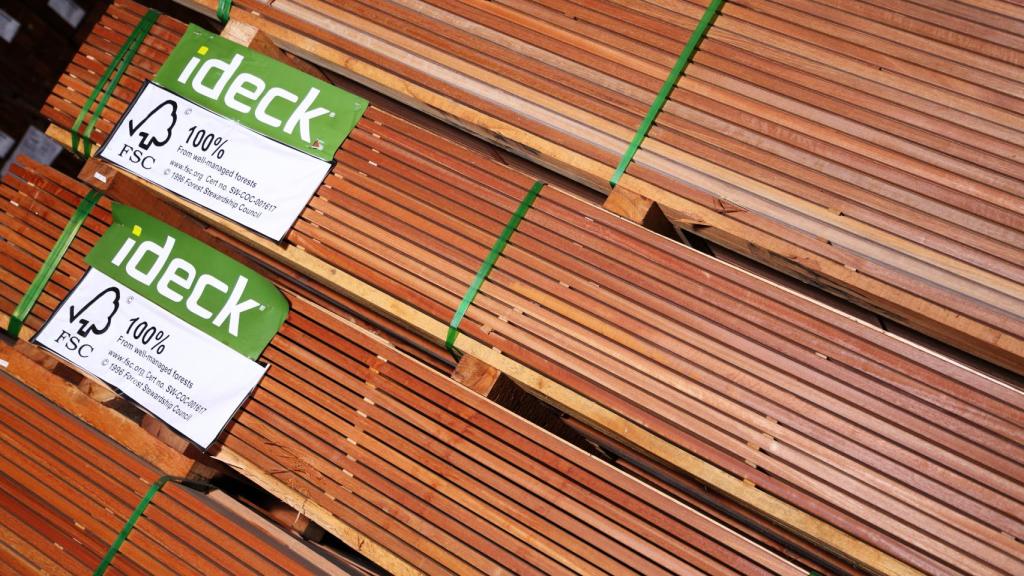 Unos tableros de madera con el logo de FSC