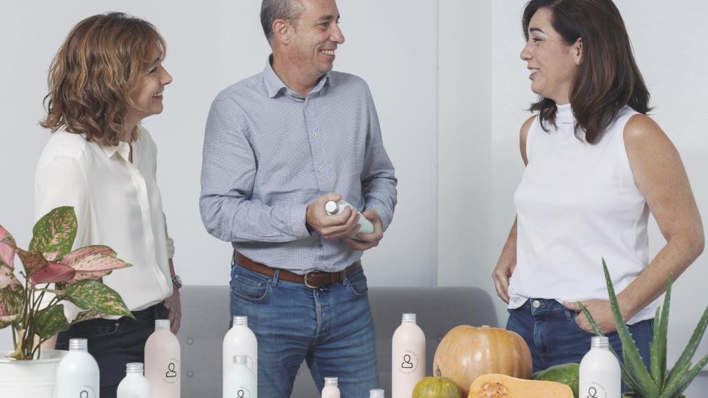 Las hermanas Ribalta y Agustín Vilar, fundadores de RRR'biocosmetics.