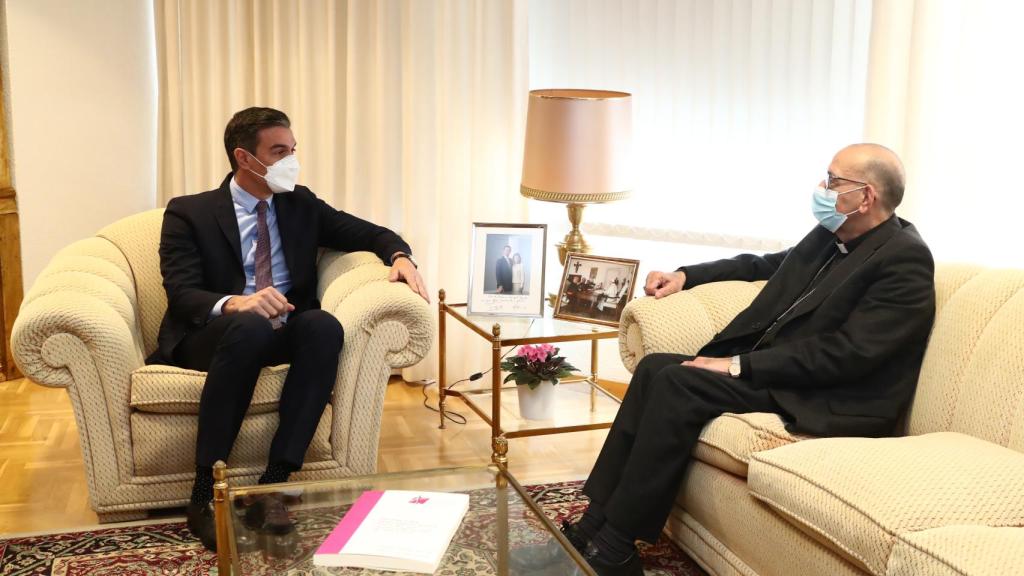 Pedro Sánchez y el cardenal Juan José Omella.