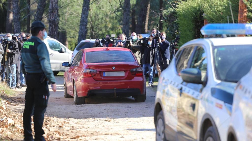 La Guardia Civil saca el BMW rojo del detenido en Traspinedo.  / Leticia Pérez  ICAL.