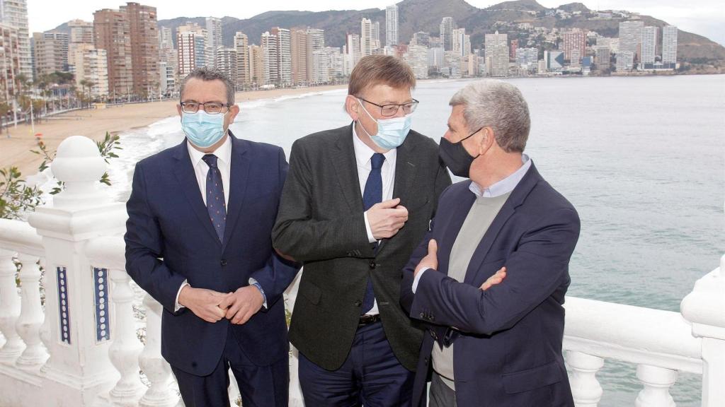 Toni Pérez, Ximo Puig y Pérez Tornero, este lunes en el Mirador del Castillo.
