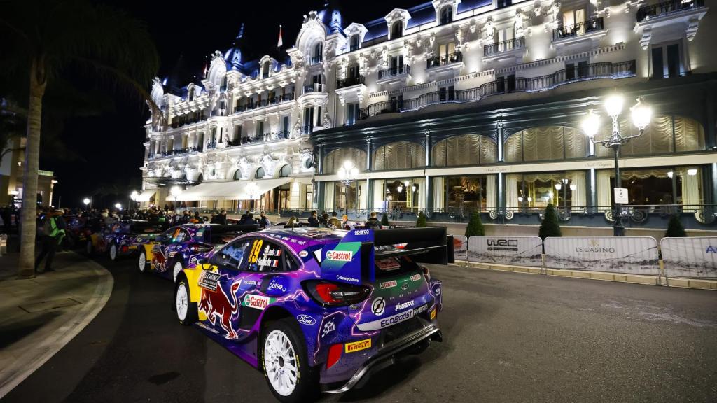 El coche de Sebastien Loeb y Isabelle Galmiche, en las calles de Montecarlo.