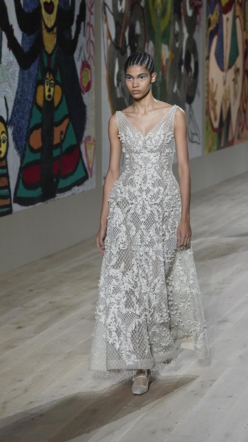 Modelo en París para el desfile de Dior Haute Couture.