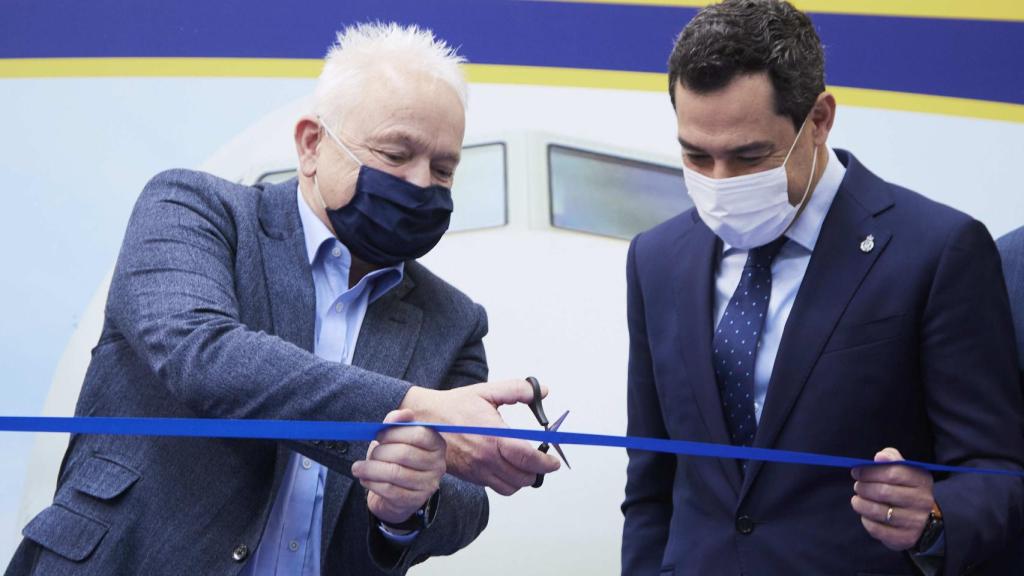 El CEO de Ryanair y el presidente de la Junta en la inauguración.