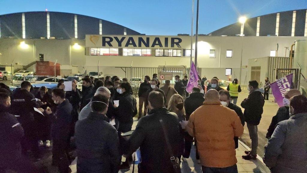 Asamblea de CCOO en las puertas del hangar la semana pasada.
