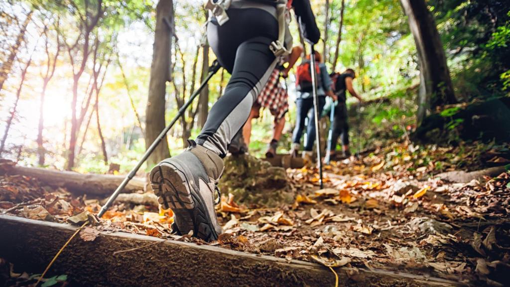 Una mujer hace trekking en plena montaña