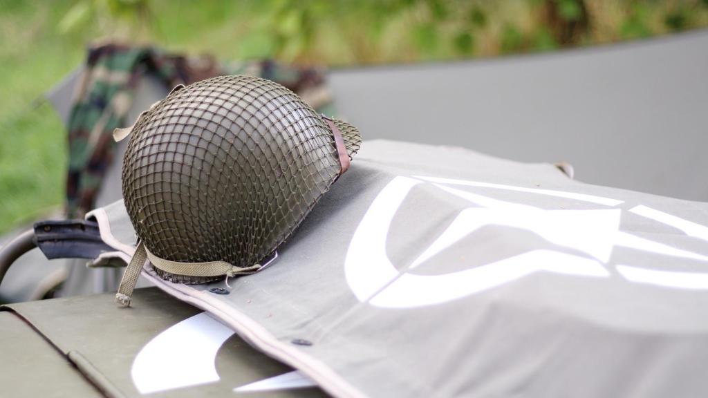 Un casco militar sobre un carro de combate.