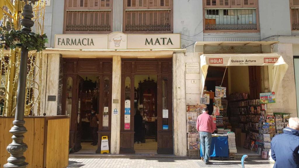 Entrada principal de la Farmacia Mata.