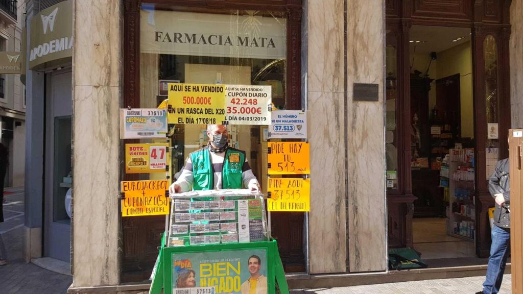 José Carpena, junto al expositor de calle Larios número 8.