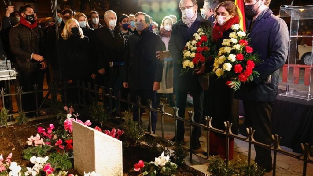 Martínez-Almeida, Casado y Ayuso, este lunes en la ofrenda floral en memoria de Gregorio Ordóñez.