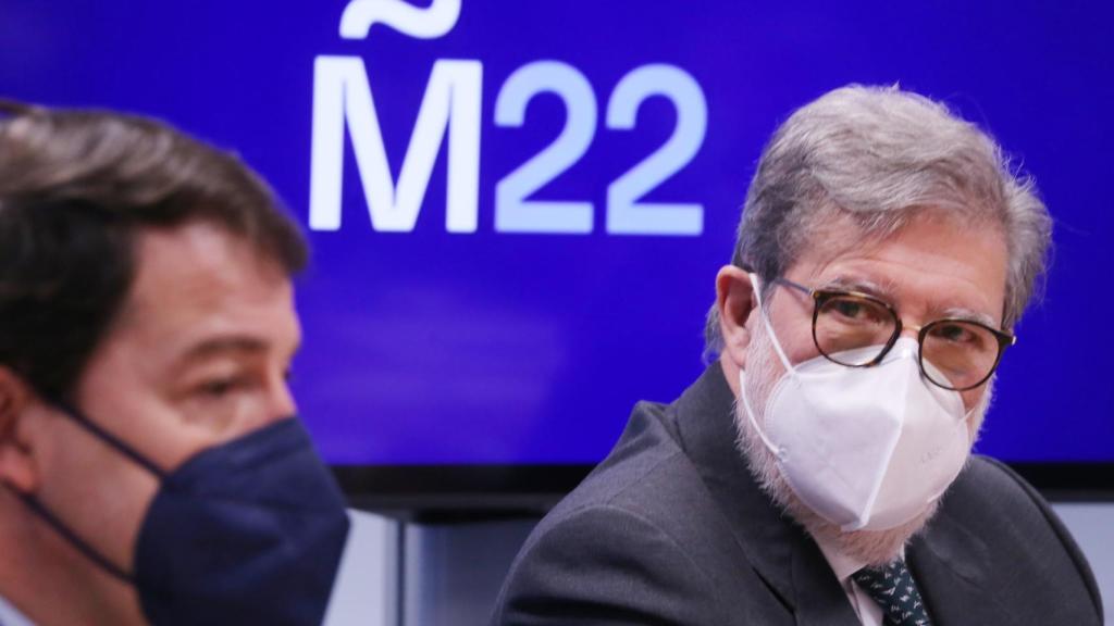 El candidato a la Junta de Castilla y León, Fernández Mañueco, junto a S. Aparicio, presidente de la CEOECYL, hoy en Valladolid