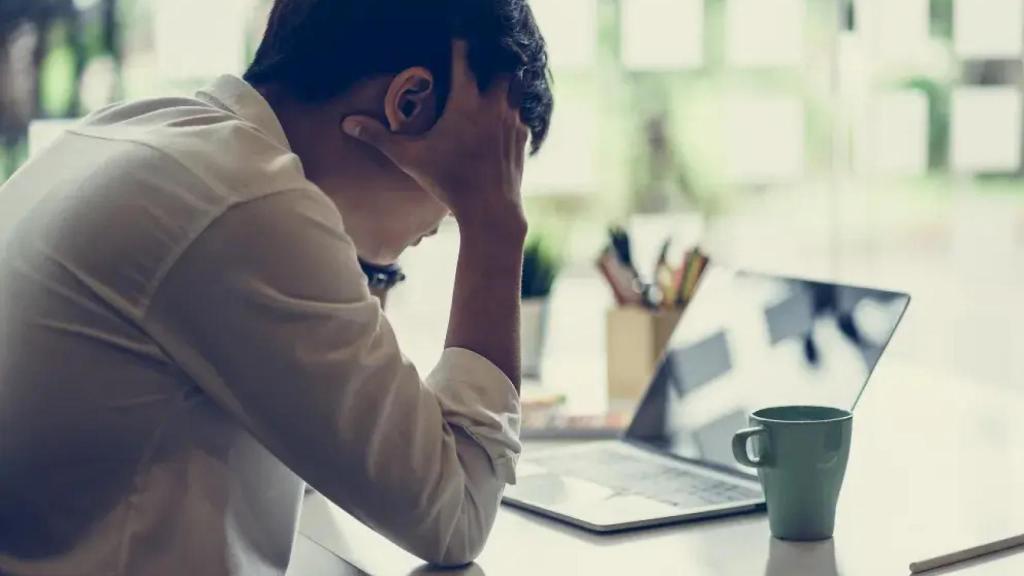 Una persona teletrabajando. Foto: Kenjo