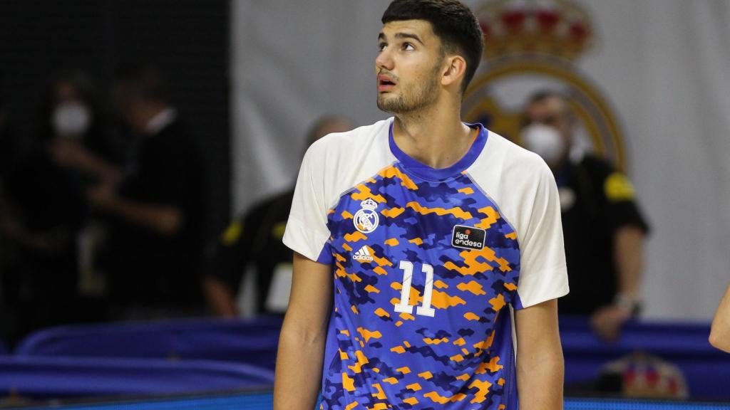 Tristan Vukcevic durante un calentamiento del Real Madrid