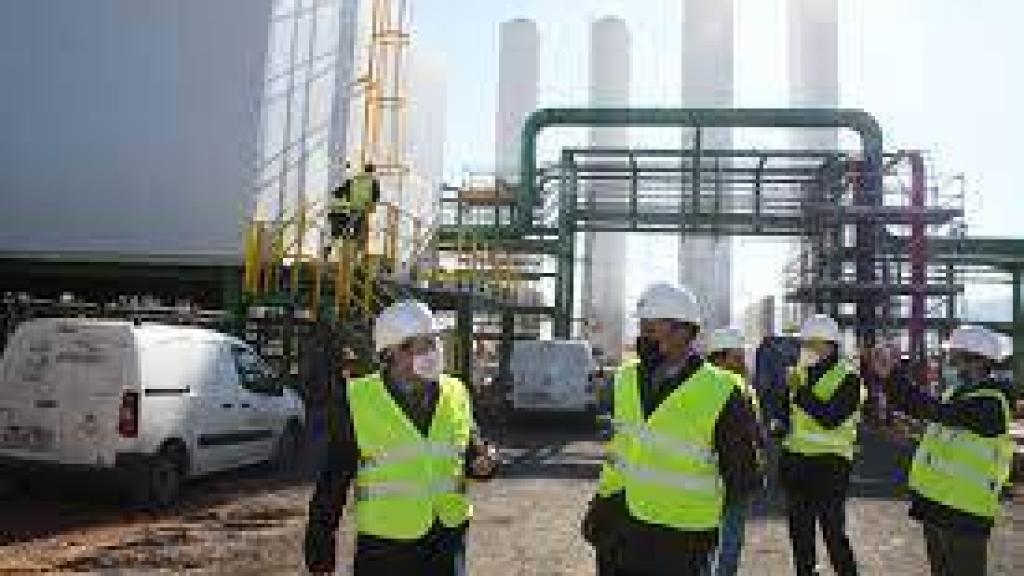 Visita del alcalde de Puertollano, Adolfo Muñiz, a la planta de hidrógeno verde. Foto: Ayuntamiento de Puertollano