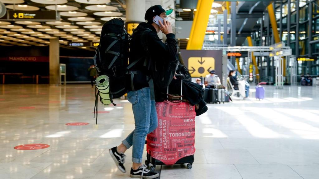 Un joven en el aeropuerto de Barajas en Madrid. EP