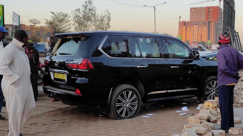Las marcas de tiros en el coche del presidente de Burkina Faso.