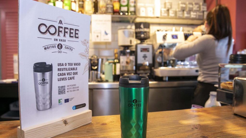 Los vasos de la campaña ‘Coffee: un vaso, moitos cafés’.