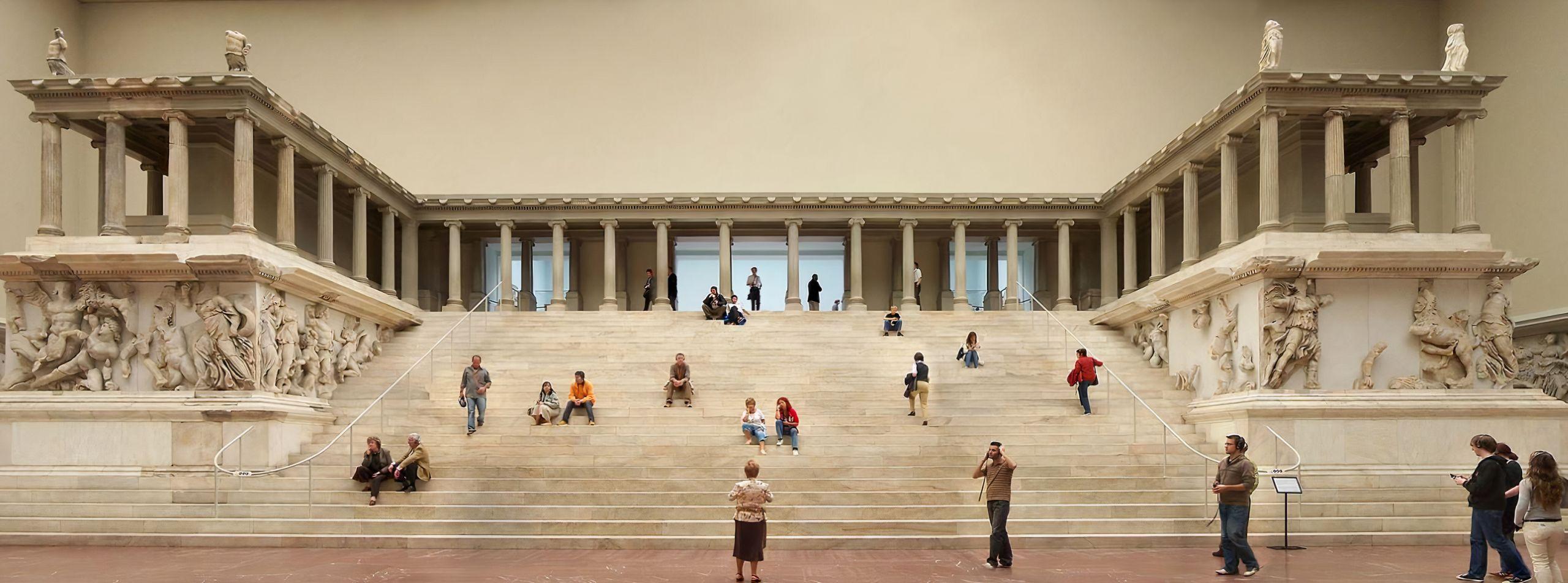 Altar de Zeus en el museo de Pérgamo de Berlín(Fuente: Wikipedia)