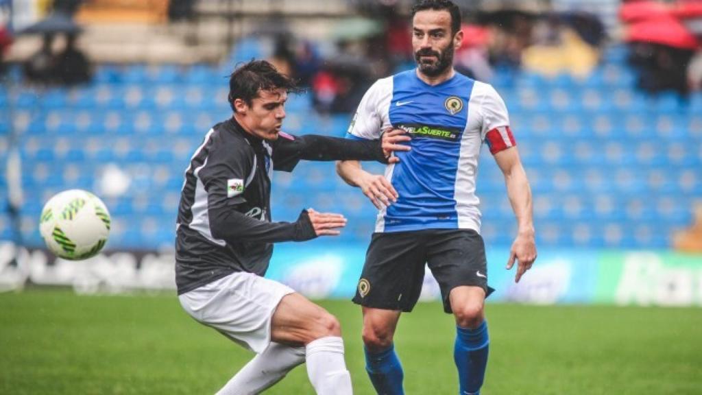 Paco Peña, luciendo la camiseta de su anterior equipo, el Hércules.
