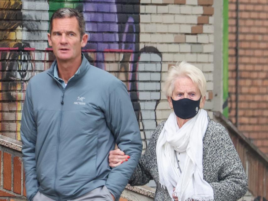 El exduque de Palma junto a su madre paseando por las calles de Vitoria en octubre de 2021.