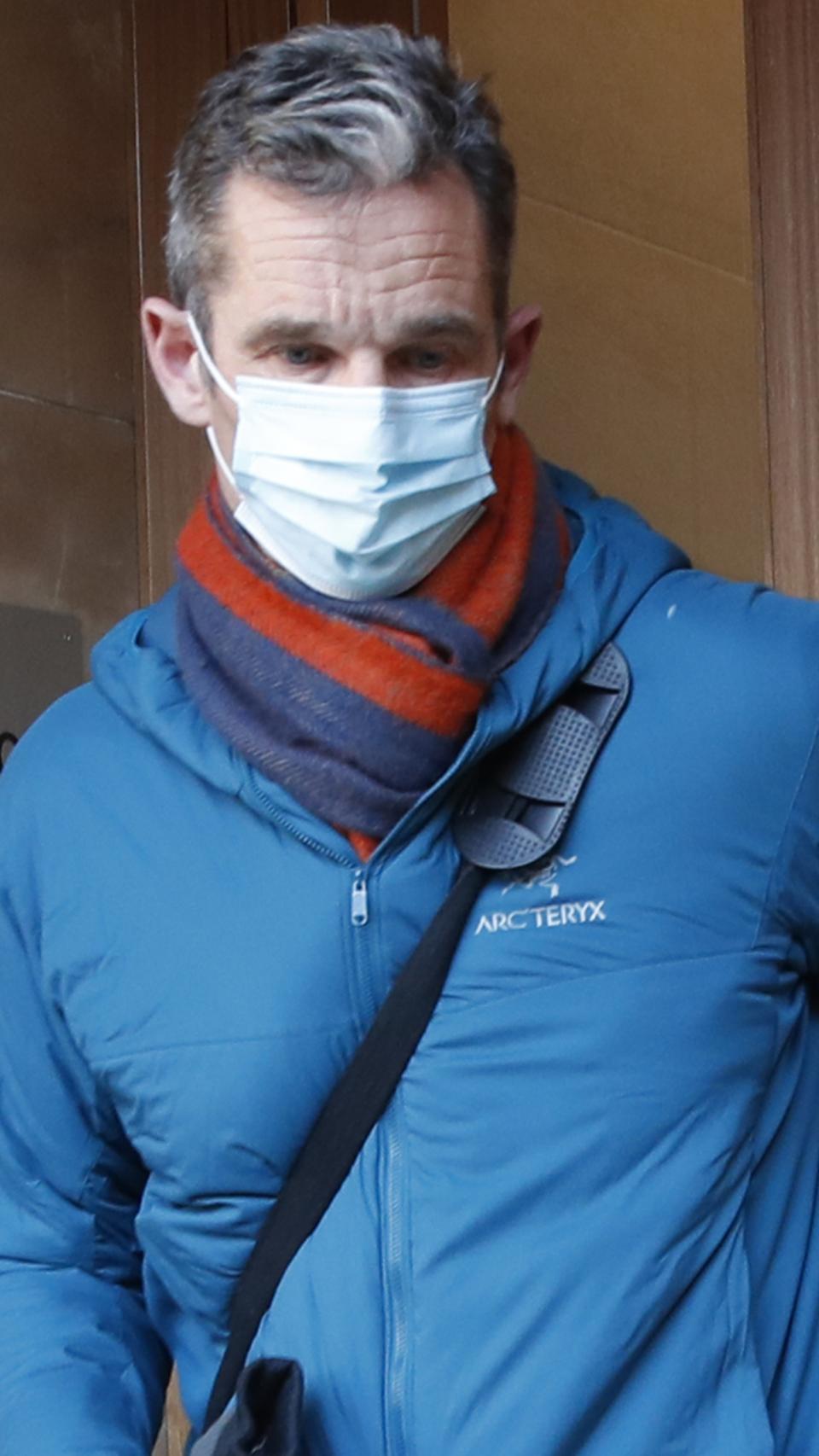 Urdangarin saliendo del despacho de abogados donde trabaja en Vitoria.