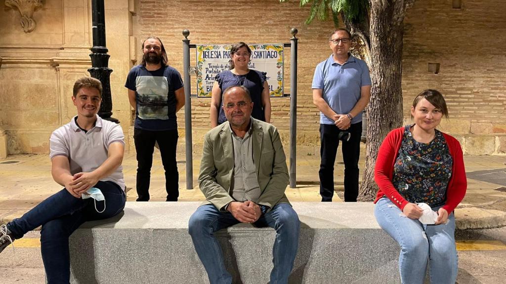 Los integrantes del Grupo Municipal Ganar Totana en uno de los bancos de la Plaza de la Constitución.