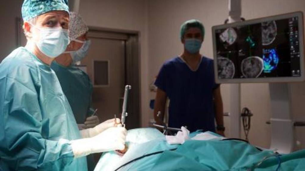 El doctor Díez durante la intervención.