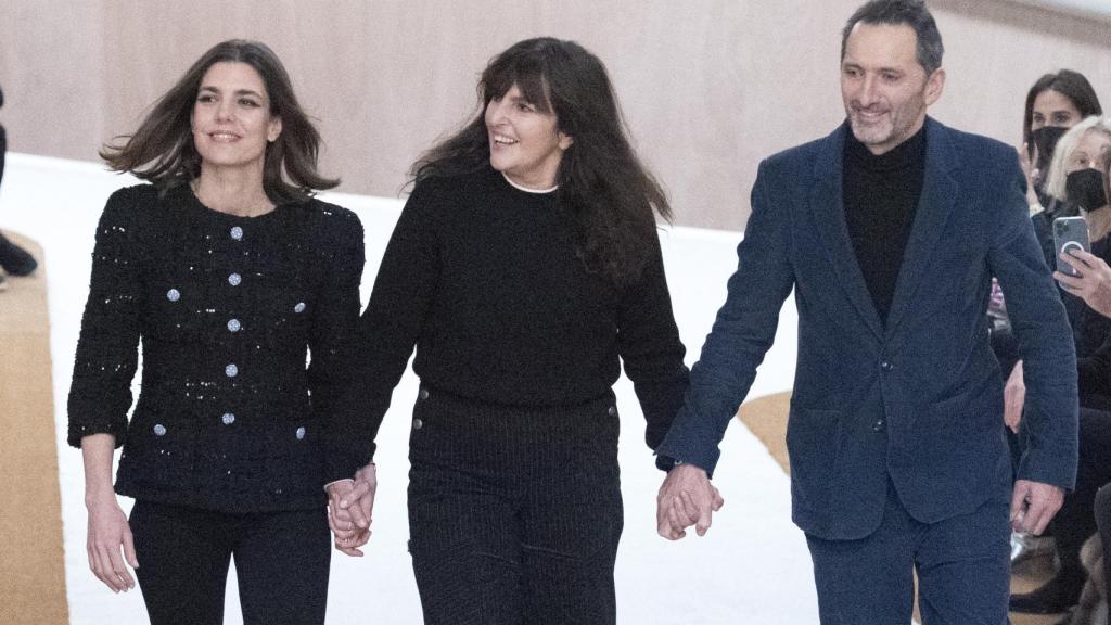 Carlota saludando a los presentes tras su desfile este martes 25 de enero.