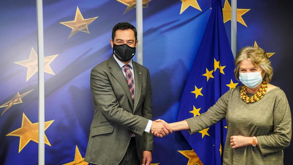 El presidente de la Junta de Andalucía, Juanma Moreno, con la comisaria europea de Cohesión y Reformas, Elisa Ferreira.