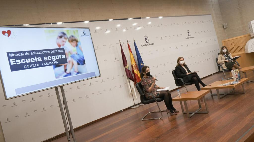 Presentación del ‘Manual de actuaciones para una escuela segura’. Foto: JCCM