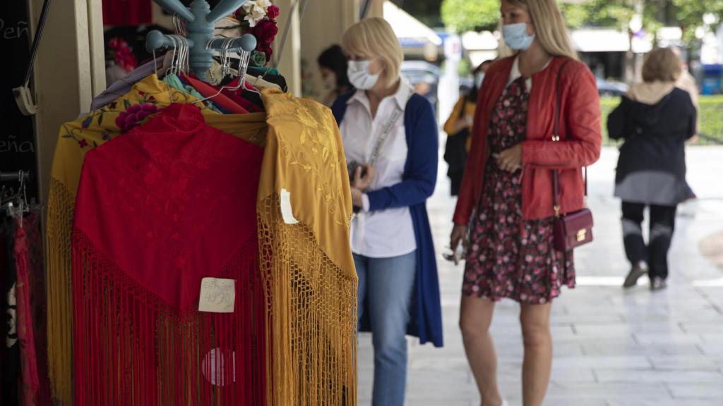 Mercadillo de moda flamenca en una imagen de archivo.
