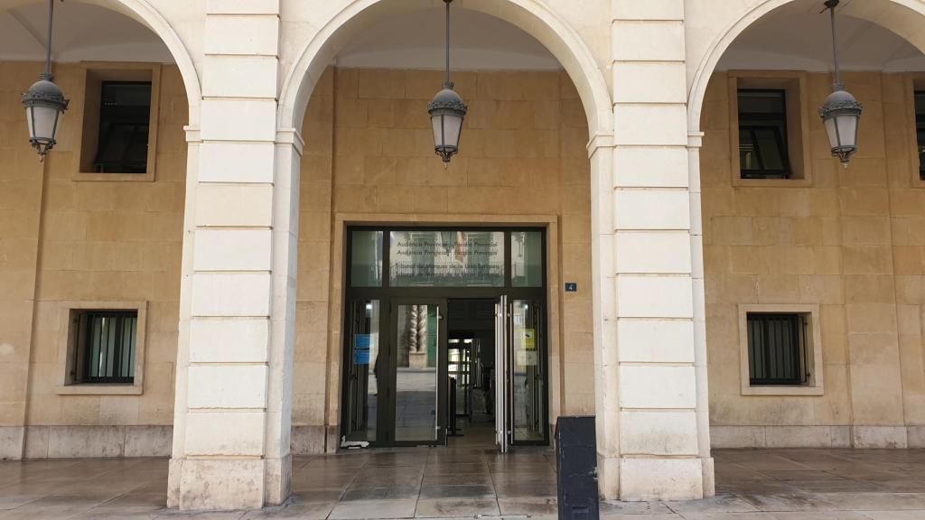 Los cinco jóvenes están acusados de agredir y abusar sexualmente de las dos menores tuteladas en Alicante.