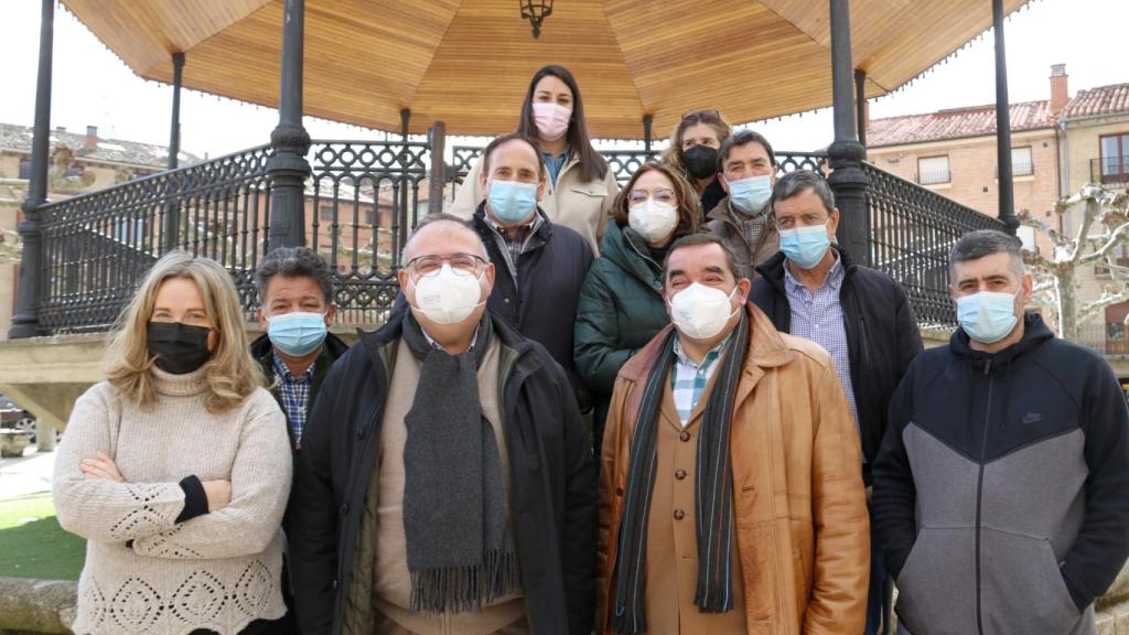 Alejandro Vázquez acompañado por miembros de la candidatura popular de Burgos y responsables populares / ICAL