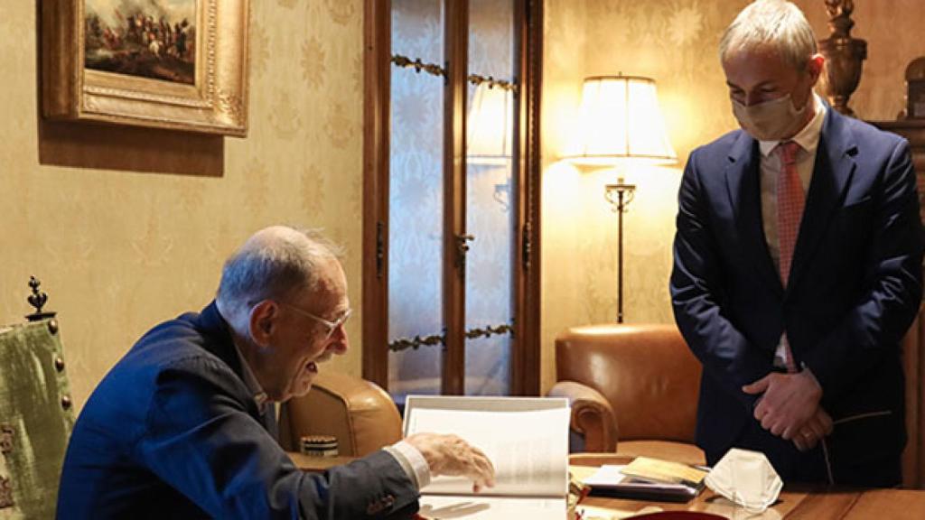 Javier Solana es recibido por el rector de la Universidad de Salamanca