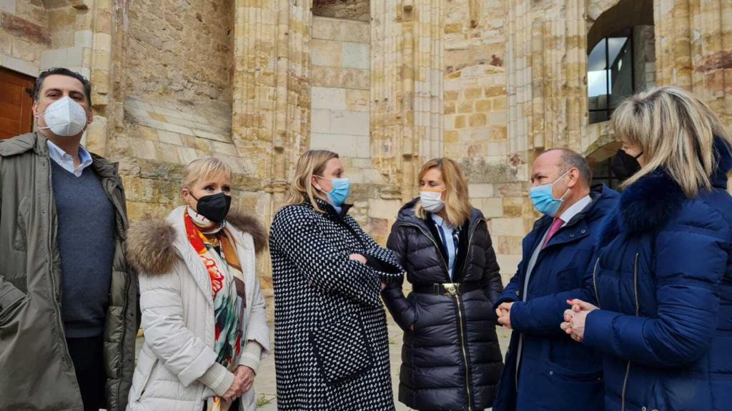 La vicesecretaria de Organización del PP, Ana Beltrán y los candidatos del PP de Zamora a las Cortes