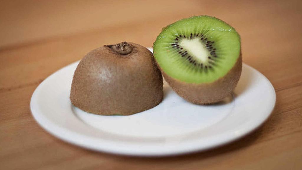 Un kiwi partido por la mitad.