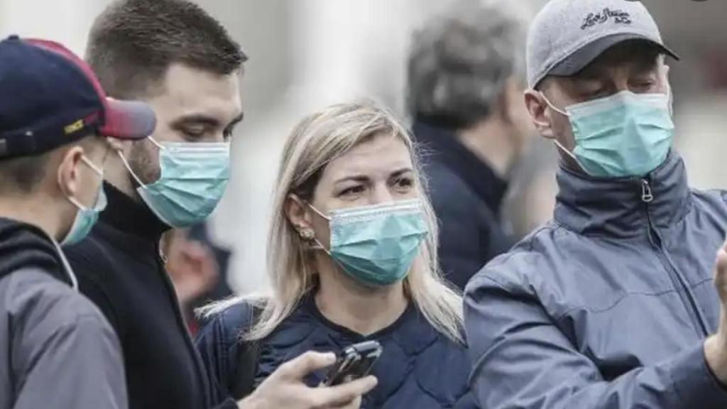 Una familia con mascarilla.