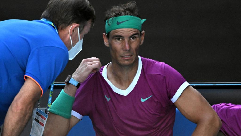 Nadal, recibiendo atención médica durante el partido ante Shapovalov.