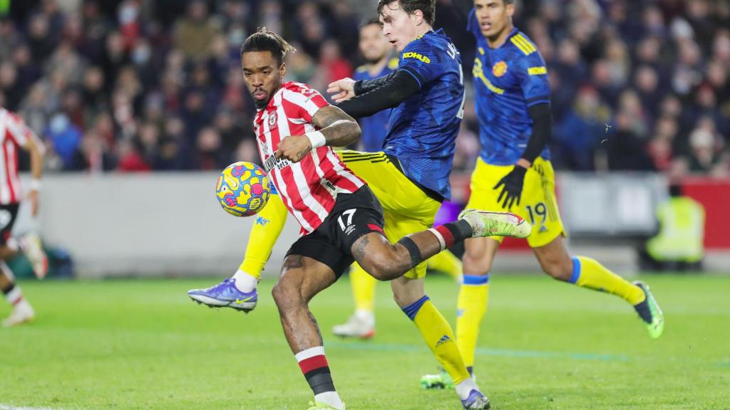 Victor Lindelof, en acción con Ivan Toney durante el Brentford - Manchester United