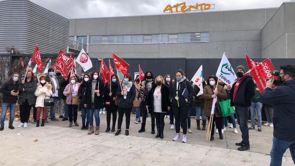 Los trabajadores de Atento, este martes a las puertas de la empresa.