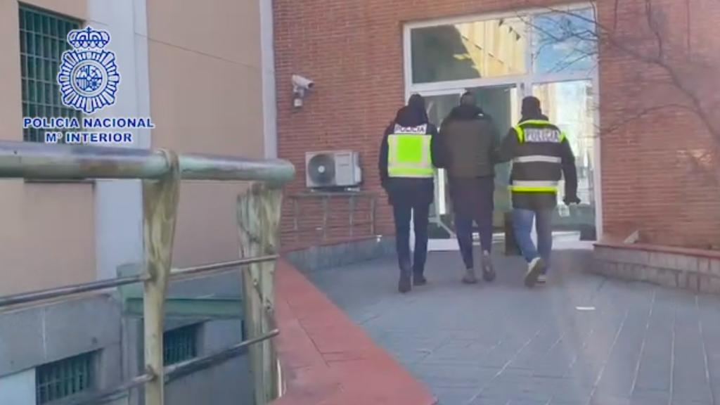 Uno de los detenidos en la operación policial.