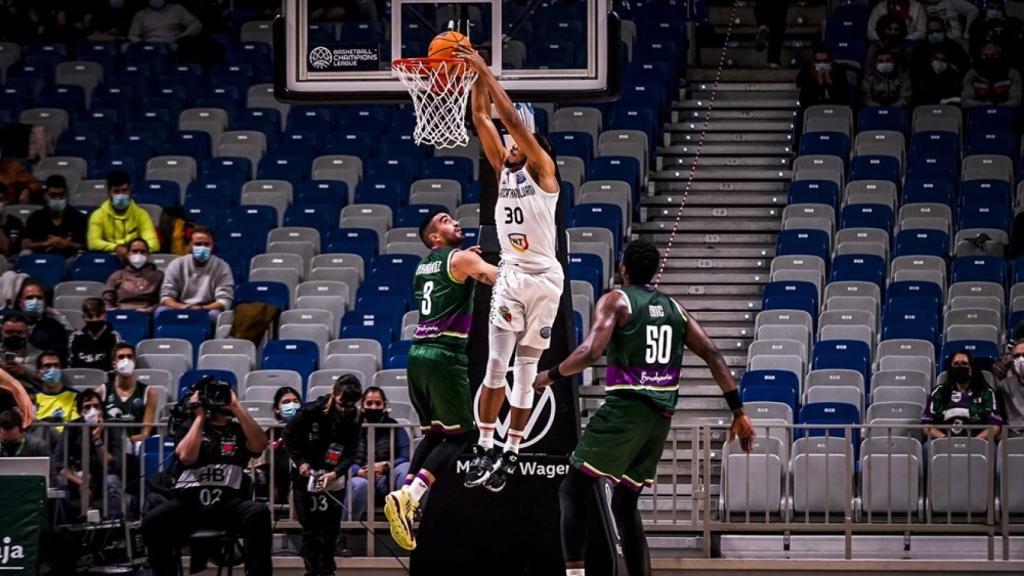 Stewart hace un mate ante Jaime Fernández y Micheal Eric.