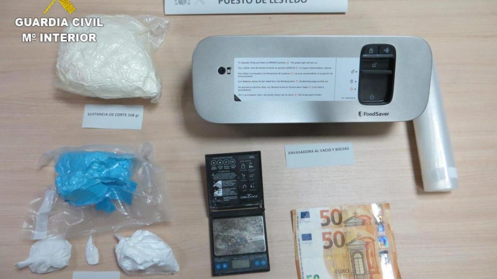 Dinero, drogas y objetos incautados al vecino de Vedra.