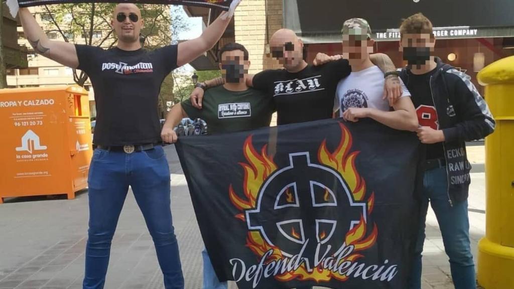 Jorge, primero por la izquierda, junto a otros ultras de Valencia.