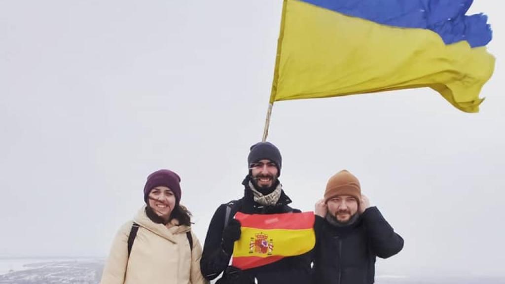 Alejandro Nievas, en el centro, en una imagen en Ucrania.